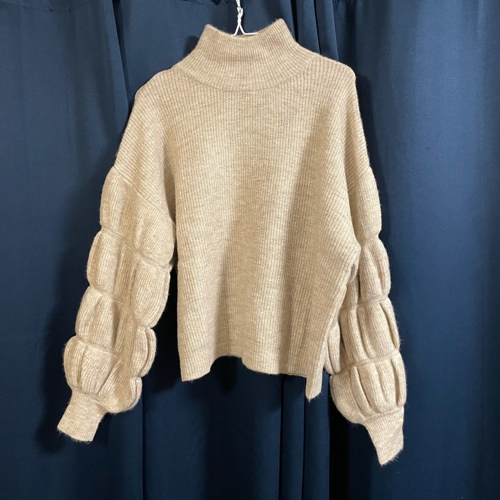 Lulu’s balloon sleeve sweater